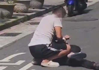 无视保护令！三重逆子当街压制79岁老父 仅为抢夺200元