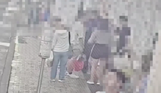 惡夫光天化日持傘痛毆拖行妻子  目擊民眾急報警