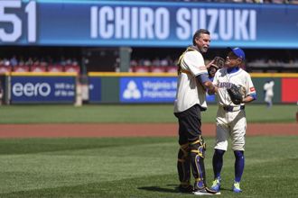 MLB》永遠的51號水手！鈴木一朗同框「巨怪」蘭迪強森