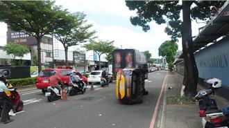 桃园大货车突偏移车道 害小黄撞路树翻车