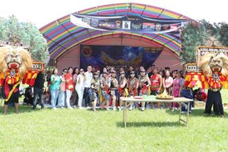 慶祝印尼獨立80年 在台移工苗栗辦「虎面孔雀羽冠舞」文化展演