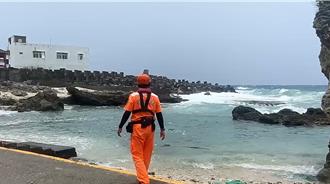 楊柳颱風來勢洶洶  民眾闖警戒區觀浪將開罰