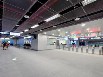 高雄車站連通道啟用！捷運直通台鐵 旅客讚：省10分鐘