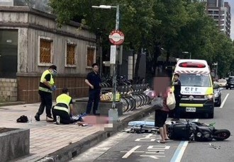 捷運土城站外機車自摔！騎士腿骨折 警急找回2斷指送醫
