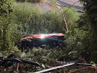 執行勤務返隊出意外 消防車意外翻落10公尺邊坡！釀2人傷