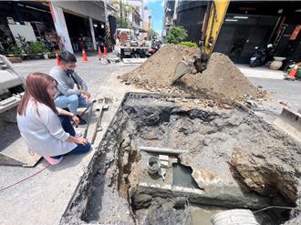 鳳山路面地基掏空下陷、涵管積淤 水利局急搶修