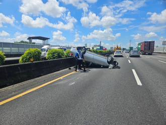 國1驚傳翻車意外！駕駛操作不當自撞護欄　乘客不適送醫