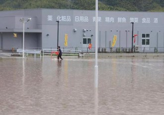 暫時別去！  破紀錄豪雨襲熊本   福岡2人被沖走 電影院泡水裡