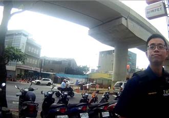 男机车抛锚停路边半年 要缴税才想起求助警方找车