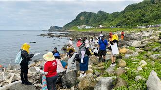 深澳百人淨灘清79公斤海廢 夏日鐵道夜騎超浪漫