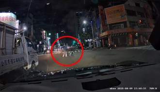 高雄街頭遇「移動神主牌」 幸虧駕駛眼尖煞車險釀大禍