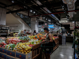 美國人慘了！ 企業撐不住 「巨大關稅成本」全民苦吞