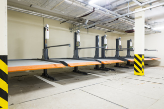 西門町帆船大樓出事了！ 女子遭機械停車位夾腳送醫