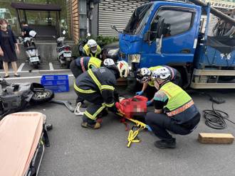彰化嬤騎車載孫左轉遭撞噴飛　一度卡貨車底釀1死1傷