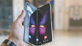 新世代最青－各品牌廠出奇招 掀折疊機輕薄大戰