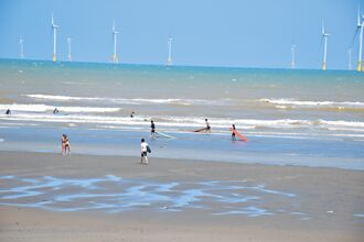 苗戲水防溺 加強游泳課及自救