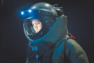 穿45公斤防爆裝林柏宏扮警察閃到脖子