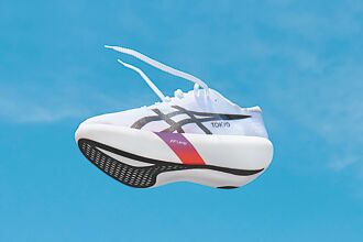 ASICS輕量碳板鞋飆極速