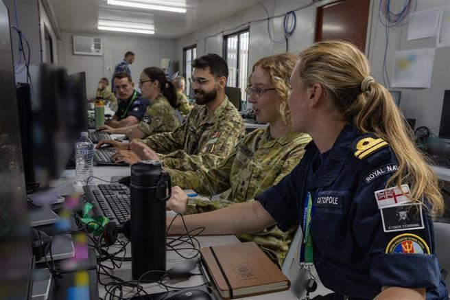 「护卫军刀25」集结多国网路安全人员进行演训，强化多领域防卫能量。（取自澳洲国防部网站）