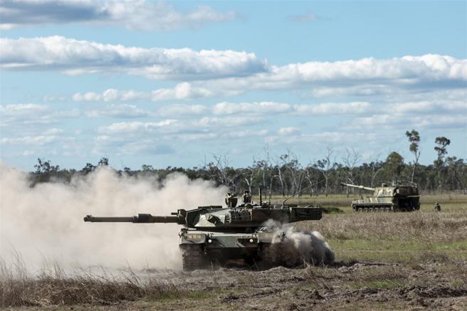 南韩海军陆战队K1A2主战车（左）与K9A1自走炮，模拟以装甲和炮兵火力提供友军支援。（取自澳洲国防部网站）