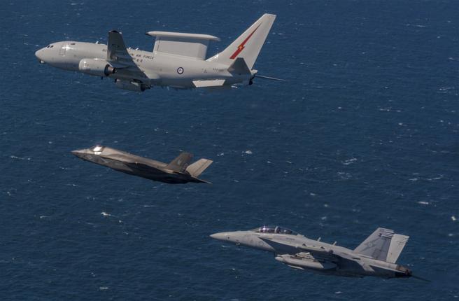 皇家澳洲空军E-7A预警机（左）、EA-18G电战机（右）与美陆战队F-35B编队飞行，展现协同能量。（取自澳洲国防部网站）
