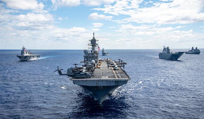 美澳韩两栖舰艇与日本海上自卫队护卫舰，参与大型两栖作战课目。（取自DVIDS网站）