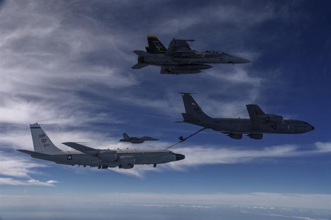 澳军F/A-18F战机（右2）、EA-18G电战机（左2），在美空军KC-135加油机（右1）为RC-135侦察机（左1）加油时，提供护航，合作无间。（取自澳洲国防部网站）