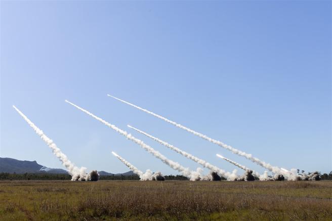澳洲「海马士」多管火箭系统，在「护卫军刀25」首度与盟友于本土进行实弹射击。（取自澳洲国防部网站）