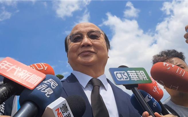 對於被外界點名參選國民黨主席之位，前台中市長胡志強11日出席大甲鎮瀾宮董事長顏清標父親顏懷告別式回應，完全沒有這個打算，不過他主張世代交替。（温予菱攝）