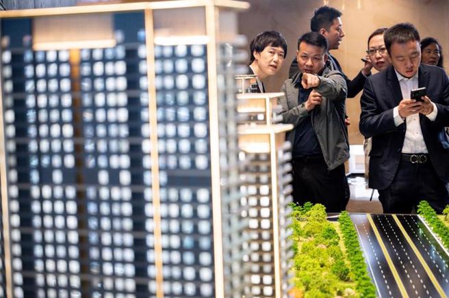 北京市官方宣布房市新政，开放五环外购房不限套数，让周末随即出现大批看房人潮，专家也看好迎来销售高峰。（中新社）