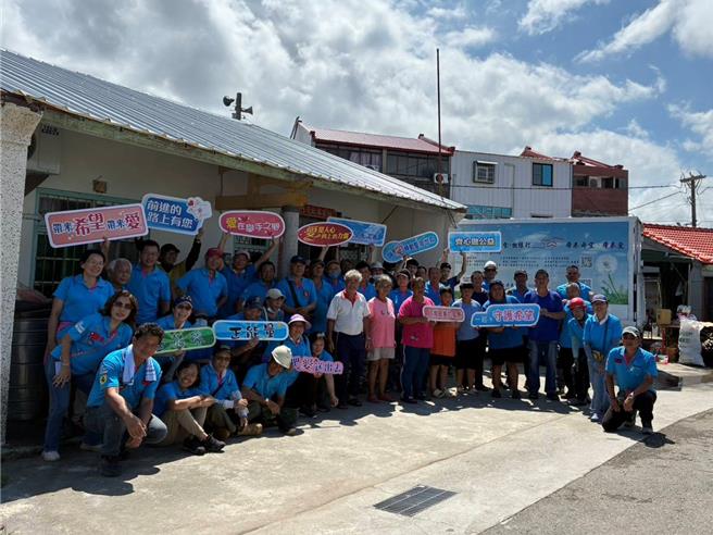 台湾希望义工团10日下午完成台南北门区3户弱势灾民的房屋重建，欢喜完成交屋仪式。（希望义工团提供／郭良杰台南传真）