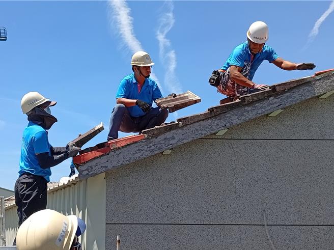 台湾希望义工团的义工顶着烈日爬上屋顶，为北门区的弱势灾民修缮，10日下午完成交屋。（希望义工团提供／郭良杰台南传真）