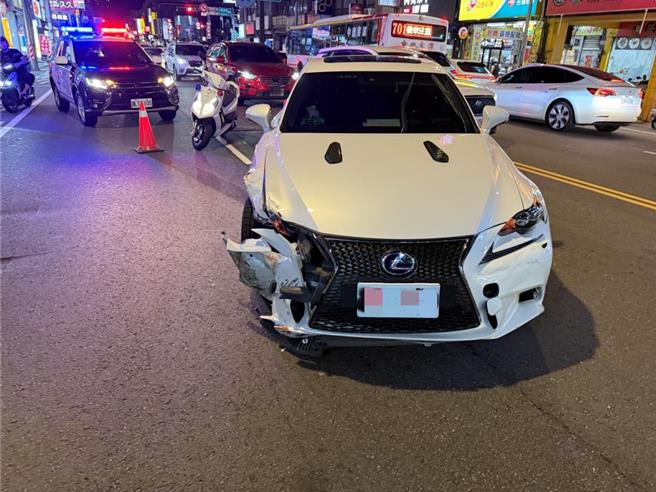 多元计程车司机身体不适，撞断消防栓再撞路旁2车。(警方提供／吕筱蝉桃园传真)