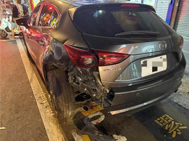 多元计程车司机身体不适，撞断消防栓再撞路旁2车。(警方提供／吕筱蝉桃园传真)