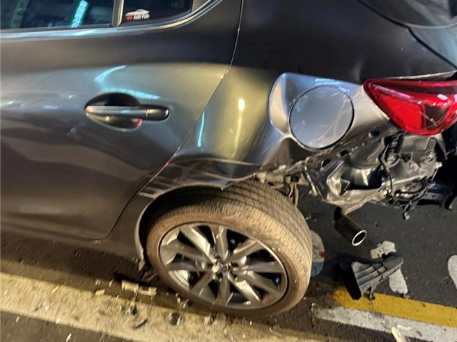 多元计程车司机身体不适，撞断消防栓再撞路旁2车。(警方提供／吕筱蝉桃园传真)