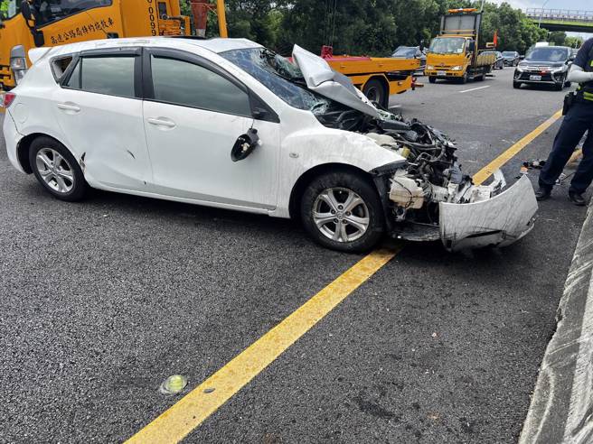 一名26岁刘姓男子驾驶自小客车，疑因变换车道不当，导致中线车道40岁洪姓女驾驶闪避不及，撞上内侧车道29岁江姓男子的车辆，洪女车上更载有2名分别为5岁及9岁的幼童，所幸仅受轻伤。（图警方提供／简铭柱翻摄）
