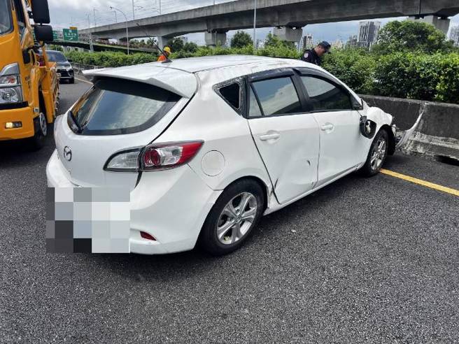 一名26岁刘姓男子驾驶自小客车，疑因变换车道不当，导致中线车道40岁洪姓女驾驶闪避不及，撞上内侧车道29岁江姓男子的车辆，洪女车上更载有2名分别为5岁及9岁的幼童，所幸仅受轻伤。（图警方提供／简铭柱翻摄）