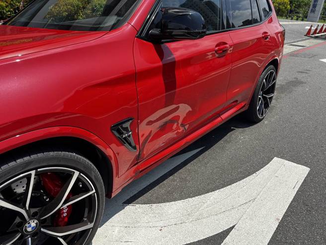 一名26岁刘姓男子驾驶自小客车，疑因变换车道不当，导致中线车道40岁洪姓女驾驶闪避不及，撞上内侧车道29岁江姓男子的车辆，洪女车上更载有2名分别为5岁及9岁的幼童，所幸仅受轻伤。（图警方提供／简铭柱翻摄）