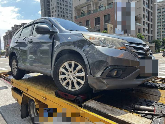 一名26岁刘姓男子驾驶自小客车，疑因变换车道不当，导致中线车道40岁洪姓女驾驶闪避不及，撞上内侧车道29岁江姓男子的车辆，洪女车上更载有2名分别为5岁及9岁的幼童，所幸仅受轻伤。（图警方提供／简铭柱翻摄）