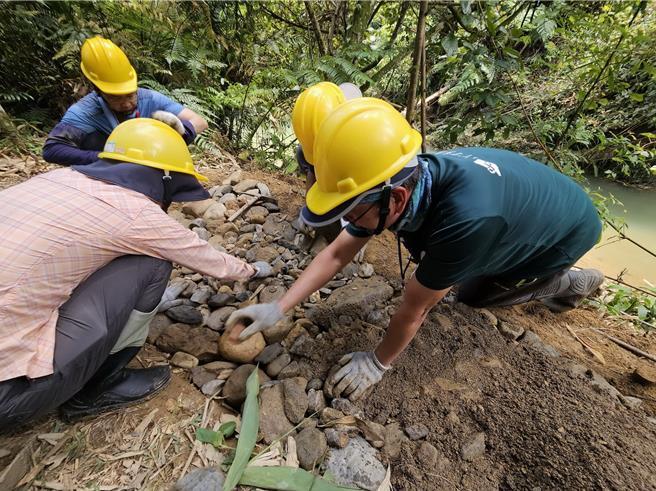 台日师生约50人利用风倒木与野溪砂石等修筑涩水森林步道，让步道更为友善安全。（林保署南投分署提供／杨静茹南投传真）