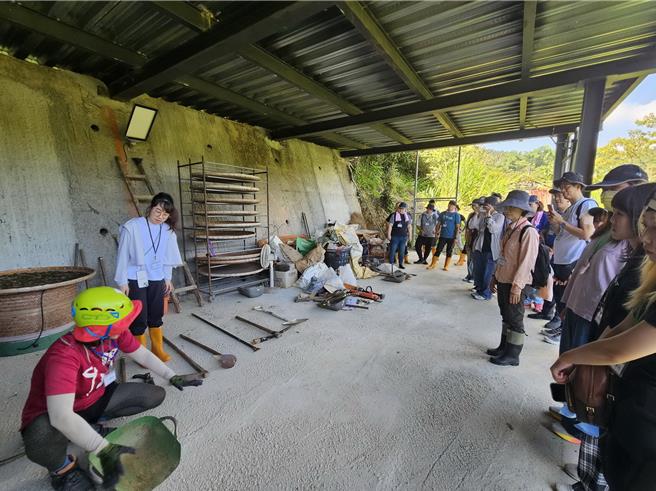 台日师生约50人在鱼池乡涩水森林步道体验手作步道，台湾千里步道协会教大家认识各式传统工具。（林保署南投分署提供／杨静茹南投传真）