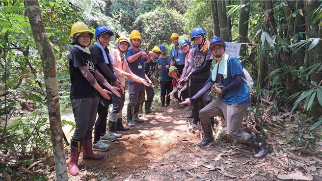 日本龙谷大学与台中科技大学师生合力修好涩水森林步道，提升对自然永续理念的认同。（林保署南投分署提供／杨静茹南投传真）