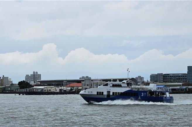 楊柳颱風逼近，往返東港、小琉球的東琉線13日停航，14日泰富與藍白航運停航、聯營處視海象另行公告。（羅琦文攝）