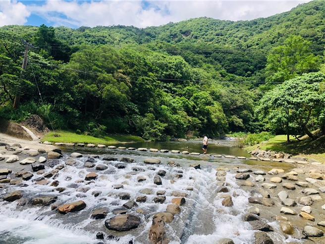 楊柳颱風逼近，林業保育署屏東分署發布訊息，轄內墾丁、雙流森林遊樂區及自然步道將自12日下午5時預警性休園及封閉。圖為雙流森林遊樂區。（林保屏東分署提供／羅琦文屏東傳真）