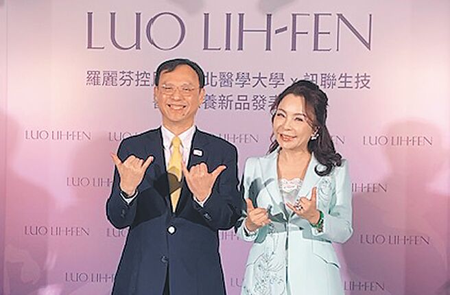 罗丽芬-KY推新品，健保署署长石崇良（左）亲临祝贺。图／杜蕙蓉