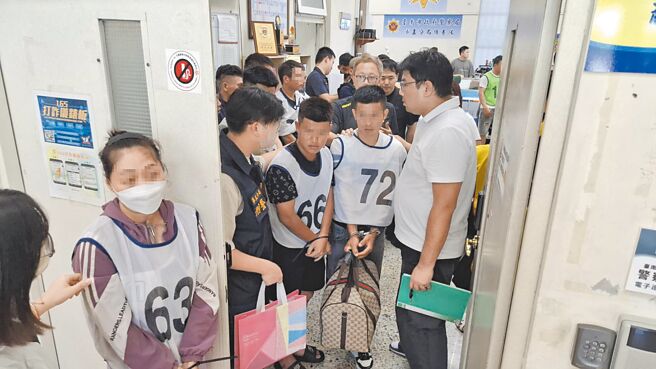 台南市警方10日凌晨在北區掃蕩越南夜店，查獲200多包毒咖啡，帶回逾百名越南移工塞爆警局。（程炳璋攝）