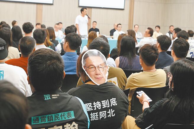 民眾黨10日在桃園舉行黨代表大會、6周年黨慶活動，主席黃國昌表示，會場上特別為創黨主席柯文哲留了位置，還有黨代表穿著「堅持到底挺阿北」的服裝到場。（陳麒全攝）