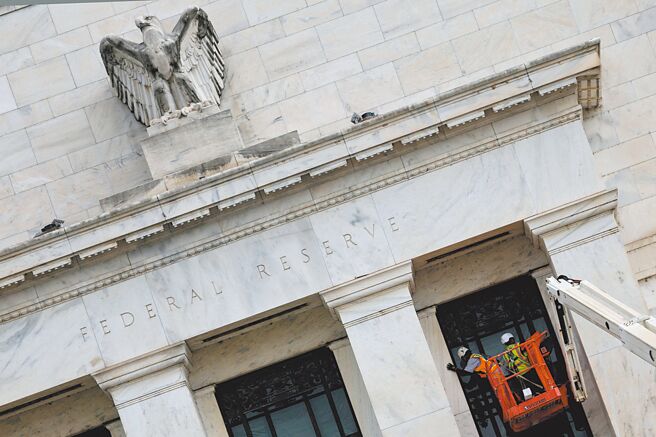 美國聯準會副主席鮑曼9日表示，近期疲軟的就業數據凸顯她對勞動力市場脆弱性的擔憂，並增強她支持今年降息3次的信心。（路透）