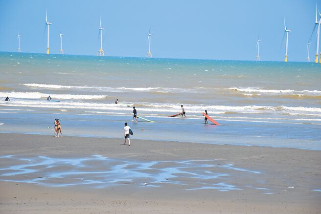 竹南镇龙凤渔港沙滩。（示意图，本报资料照片）