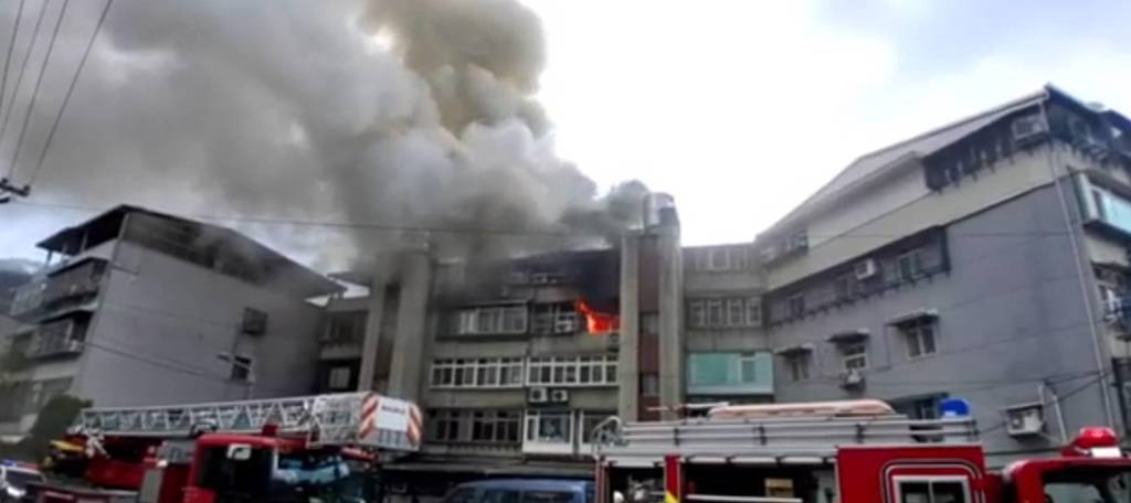 研究院路三段68巷的一處4樓住宅，於14時39分突然竄出火舌，現場濃煙沖天，火勢迅速蔓延。（圖／簡銘柱翻攝）